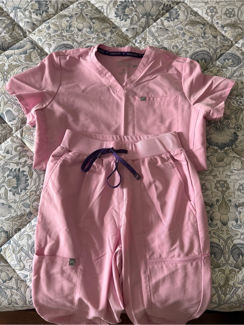 Pink Marshmallow Fabletics Scrub Set - Petite